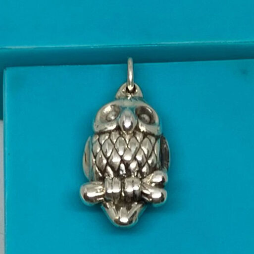 buho mediano de 2,5 cms de largo