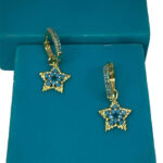 Dorados, piedras azules, cubics