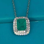 Centro baguet esmeralda con cubics